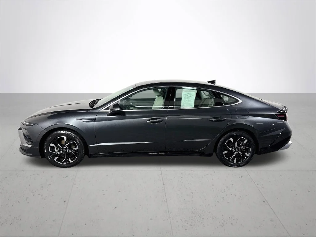 Used 2025 Gray Hyundai SEL image 9