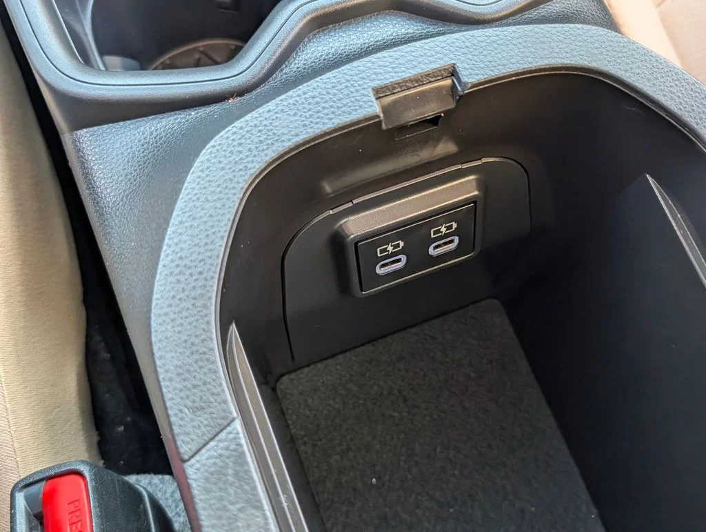 2025 Toyota RAV4 XLE - Photo 28