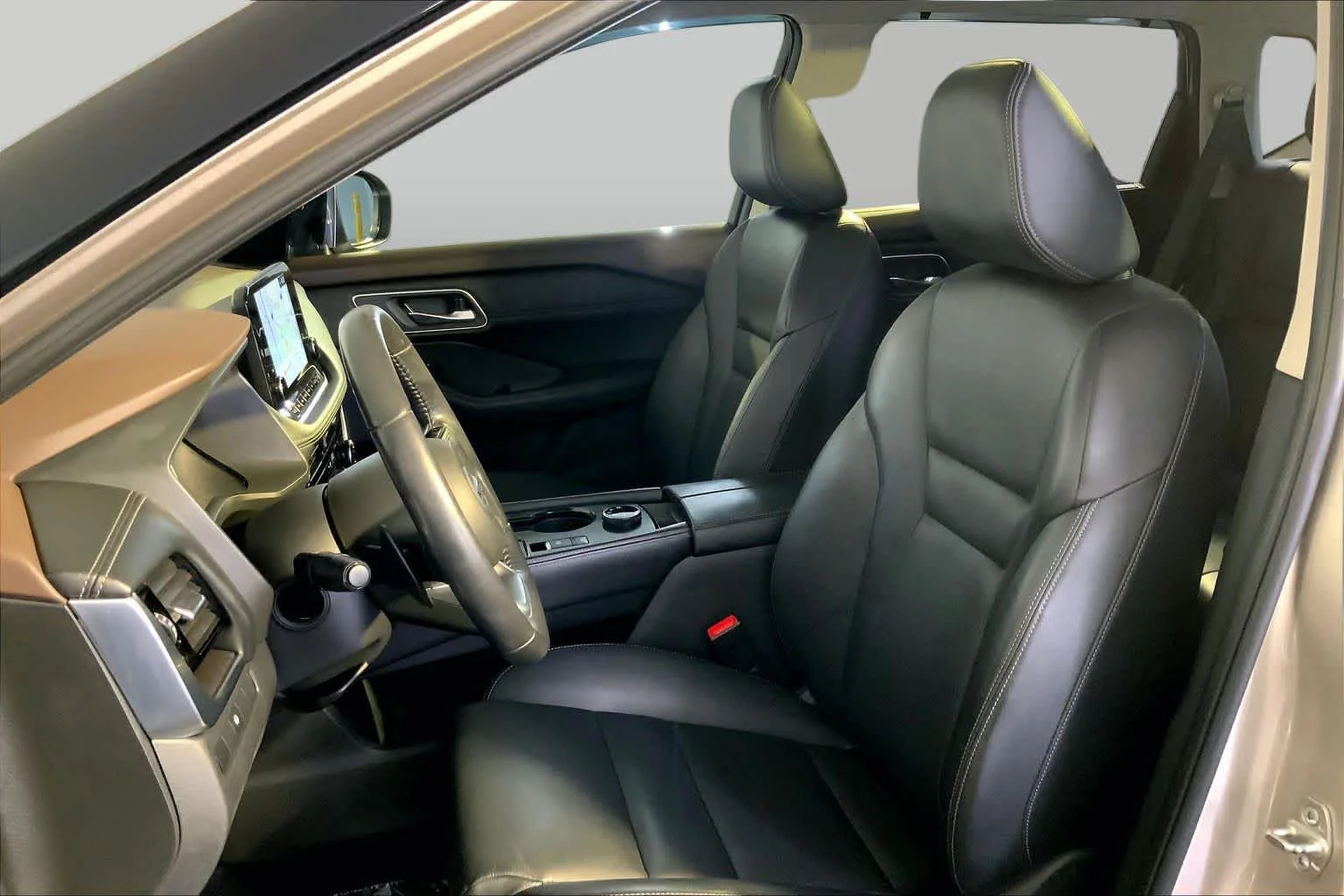 Used 2021 Champagne Silver Metallic/Super Black Nissan SL image 9