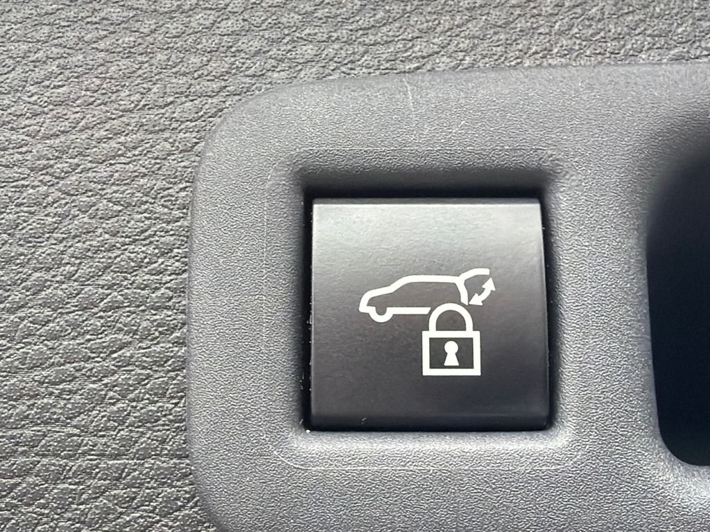 2025 Toyota Sienna XLE - Photo 18