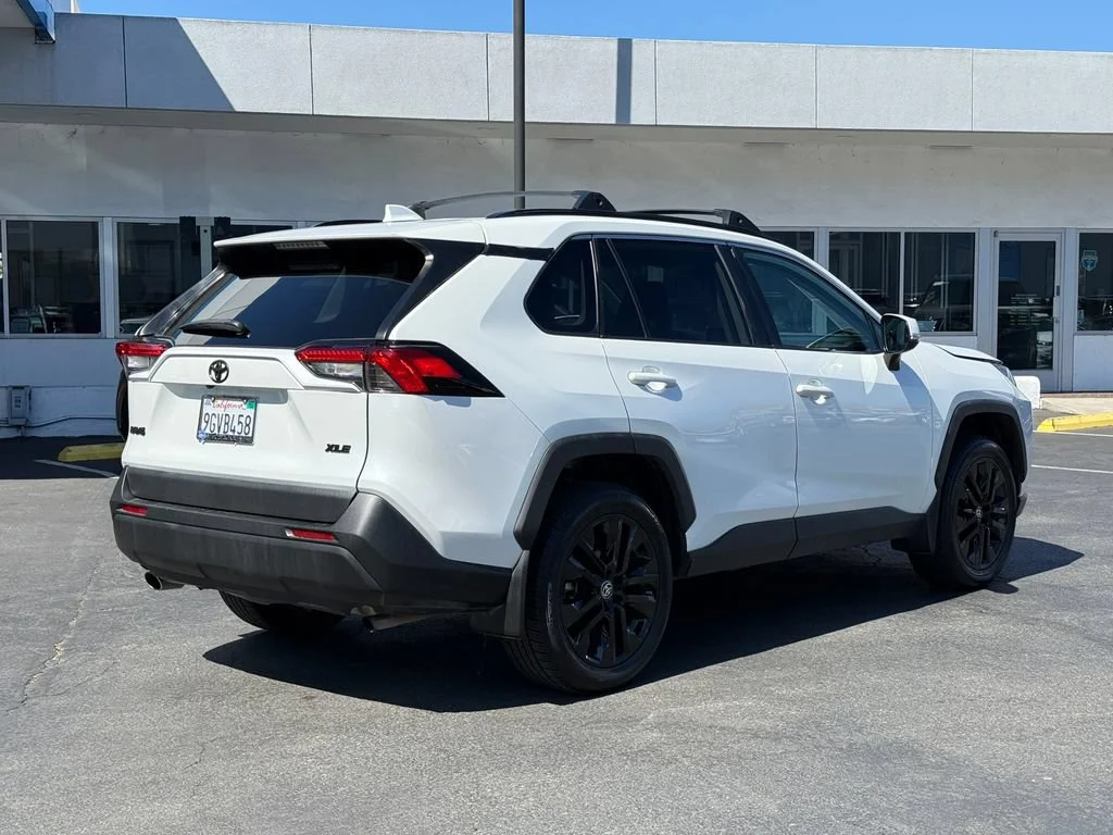 Used 2023  Toyota XLE Premium image 7