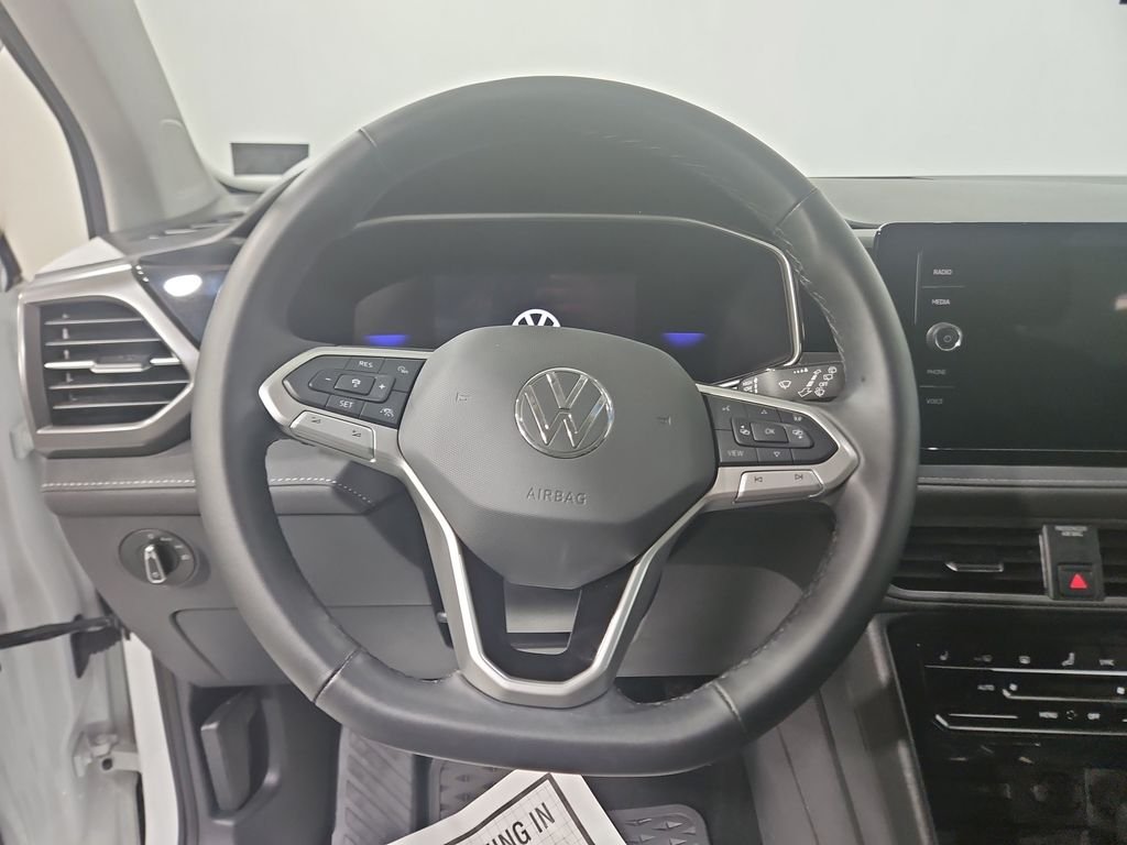Used 2025 Pure White Volkswagen 1.5T SE Black image 17