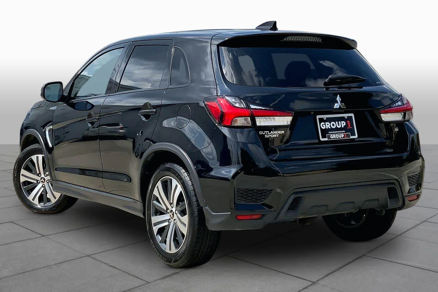 Used 2024 Labrador Black Pearl Mitsubishi SE image 12