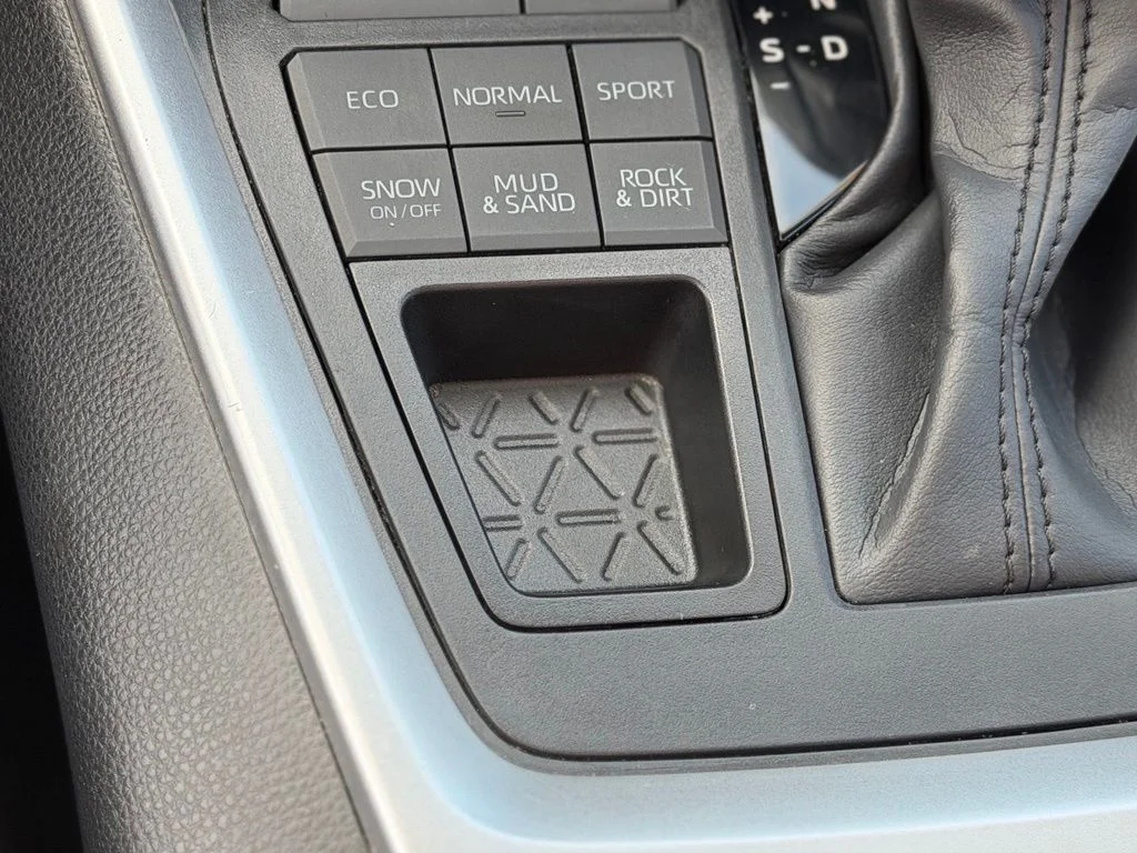 Used 2023  Toyota XLE Premium image 16