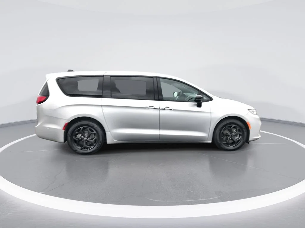 Used 2023 Silver Chrysler Limited image 9
