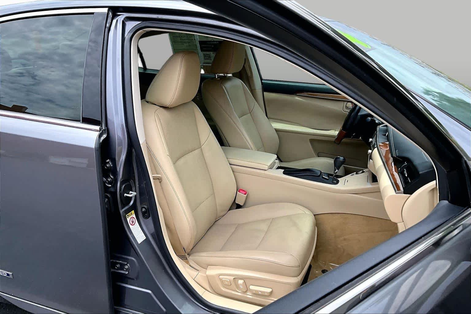 Used 2014 Nebula Gray Pearl Lexus Hybrid image 8