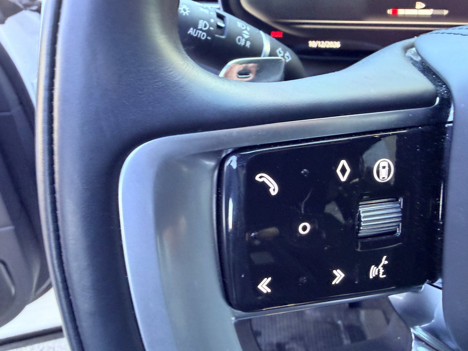 Used 2024 White Land Rover SV image 16
