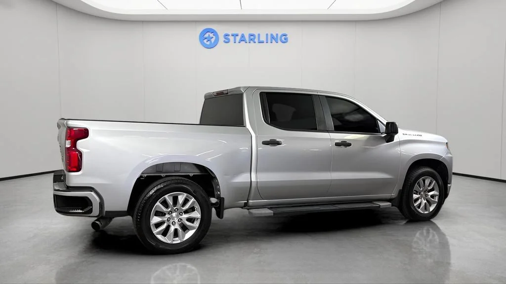Used 2022 Silver Ice Metallic Chevrolet Custom image 11
