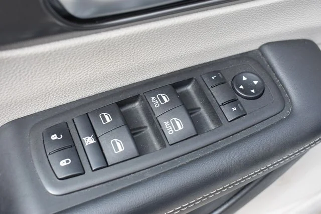 Used 2024 Silver Chrysler Touring L image 11
