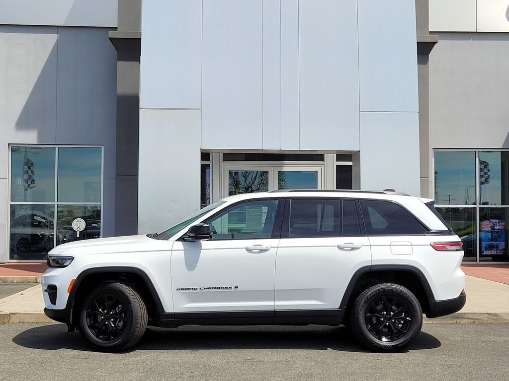 Used 2024 White Jeep Altitude image 7