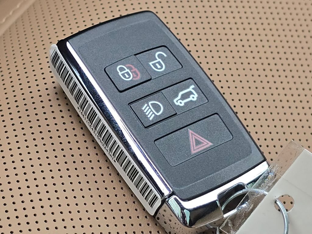 New 2026 Fuji White Land Rover SE image 38