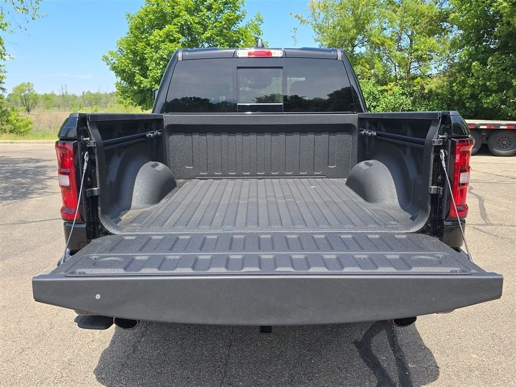 New 2026 Diamond Black Crystal Pearl-Coat Exterior Paint RAM Big Horn/Lone Star image 12