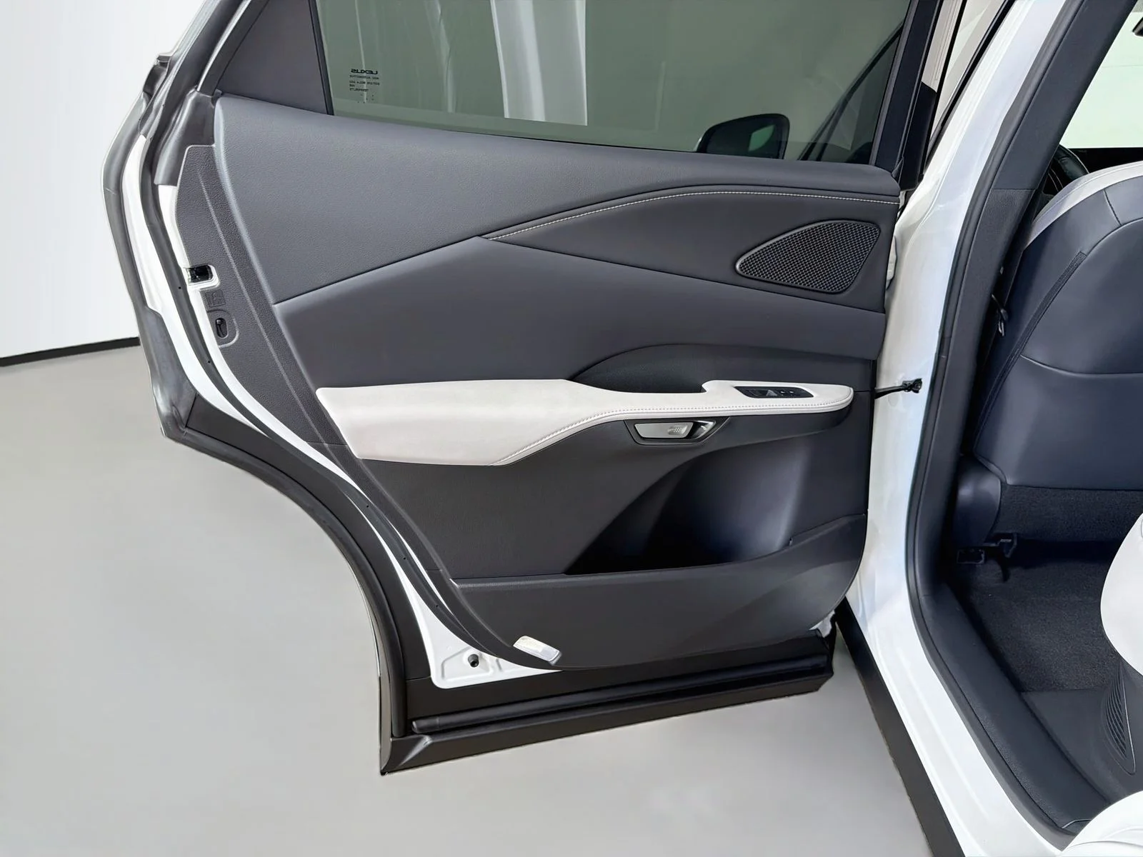 Used 2025 White Pearl Lexus 350h Premium image 26
