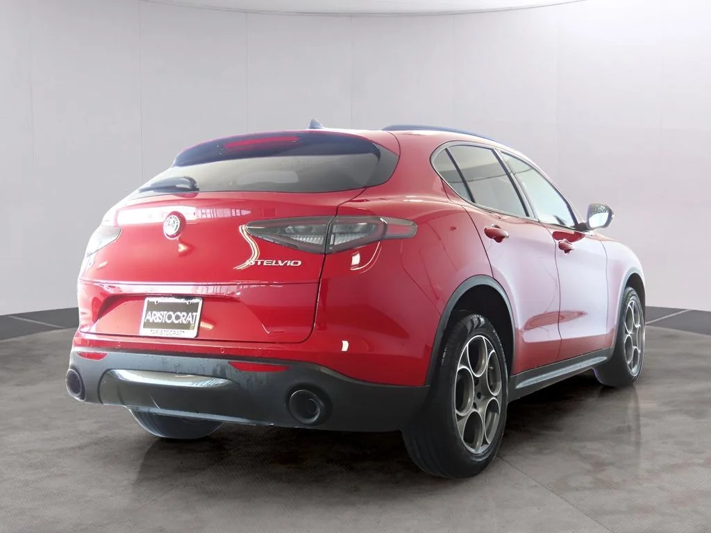 New 2025 Alfa Rosso (Red) Exterior Paint Alfa Romeo Base image 7