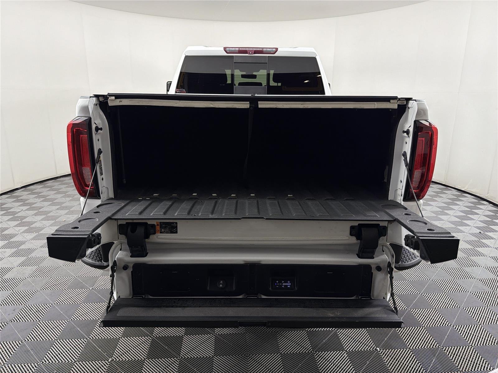 Used 2022 Summit White GMC AT4 image 18