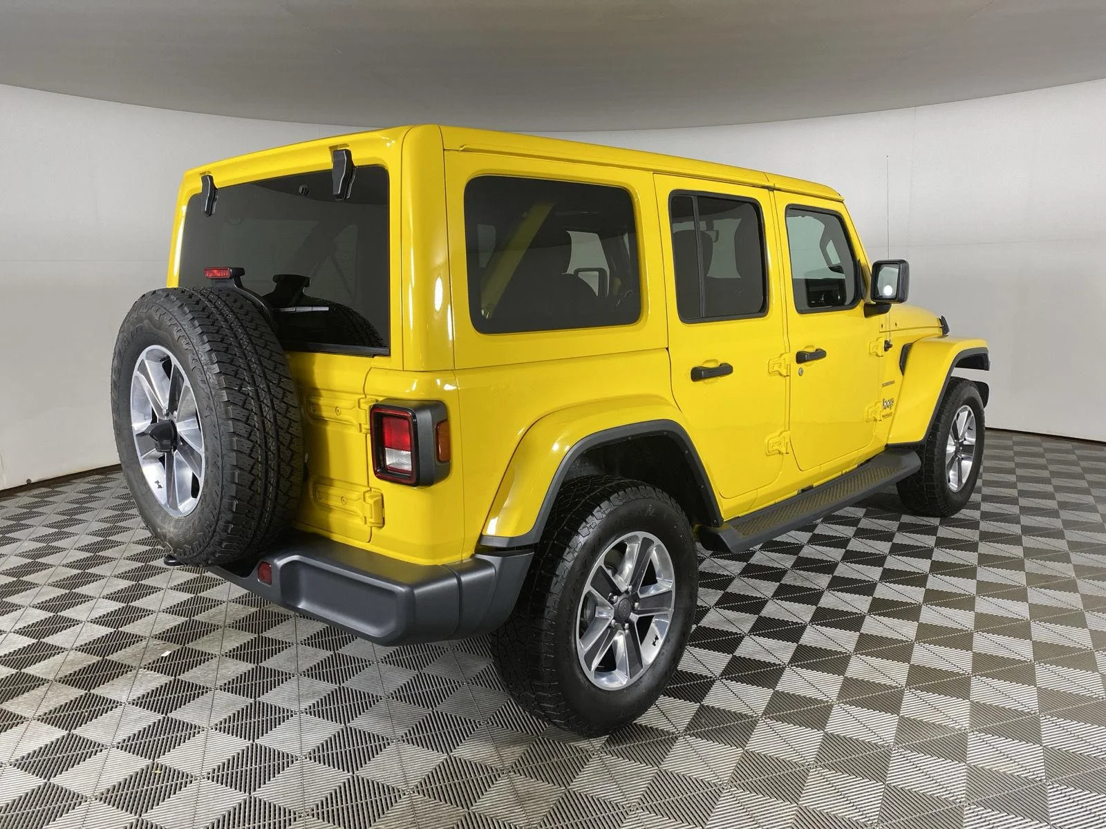 Used 2019 Hellayella Jeep Sahara image 10