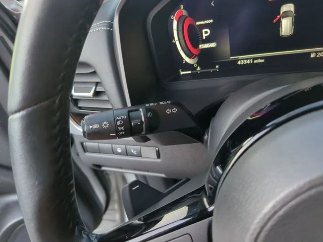 Used 2021 Silver Nissan Platinum image 33