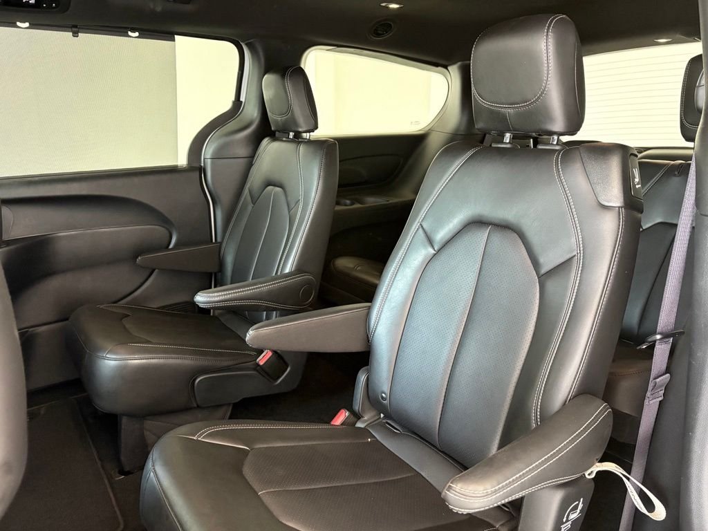 Used 2025 White Chrysler Select image 32