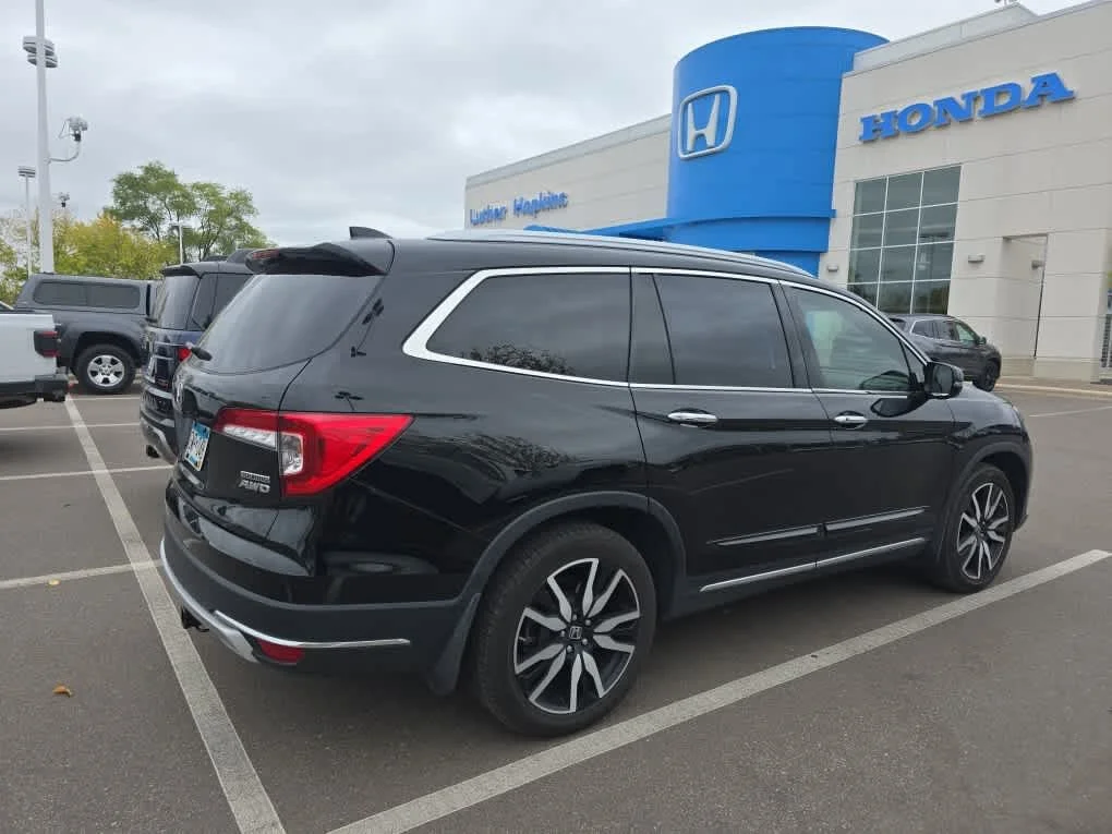 Certified Used 2022 Crystal Black Pearl Honda Touring 7-Passenger image 4