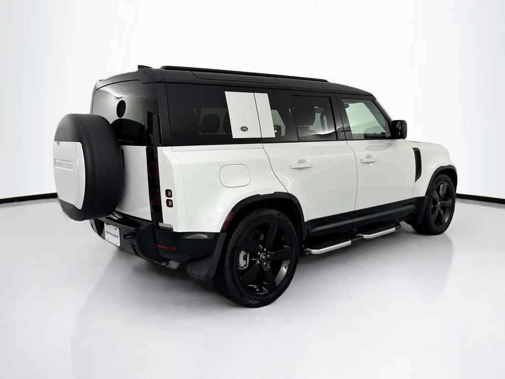 Used 2024 White Land Rover X-Dynamic SE image 5