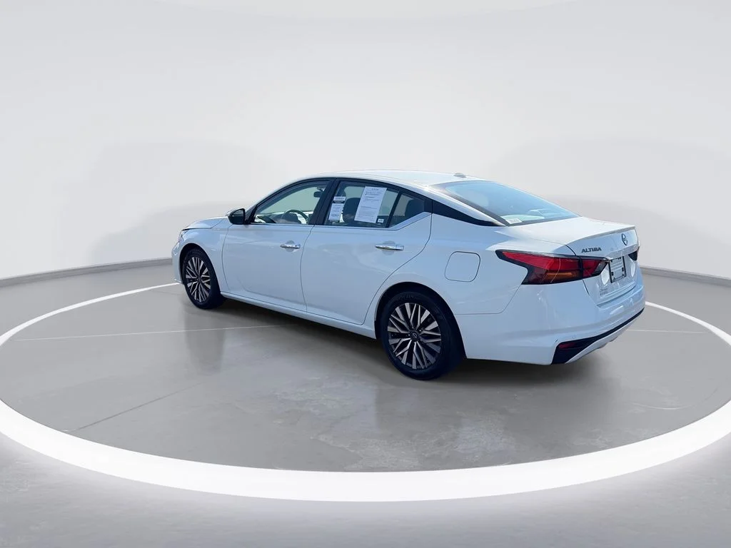 Used 2025 White Nissan 2.5 SV image 6