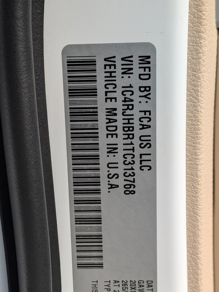 New 2026 Bright White Clear-Coat Exterior Paint Jeep Limited image 31