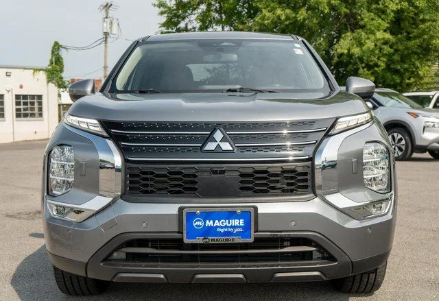 Used 2023 Gray Mitsubishi SE image 3