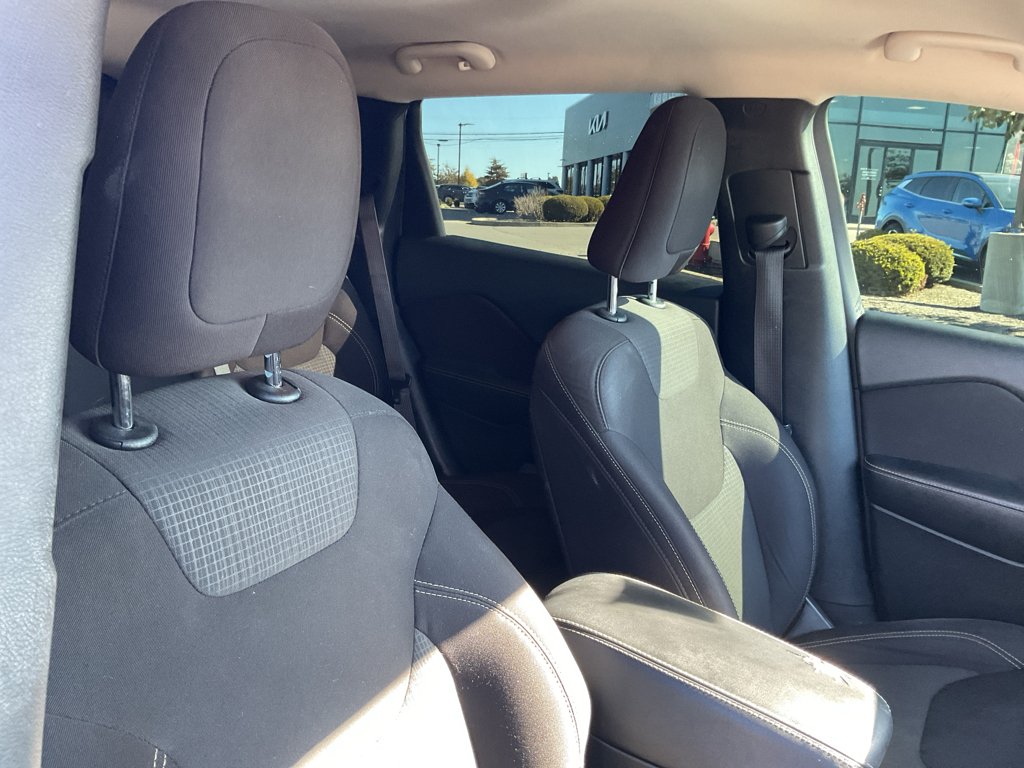Used 2015 Brilliant Black Crystal Pearlcoat Jeep Latitude image 11