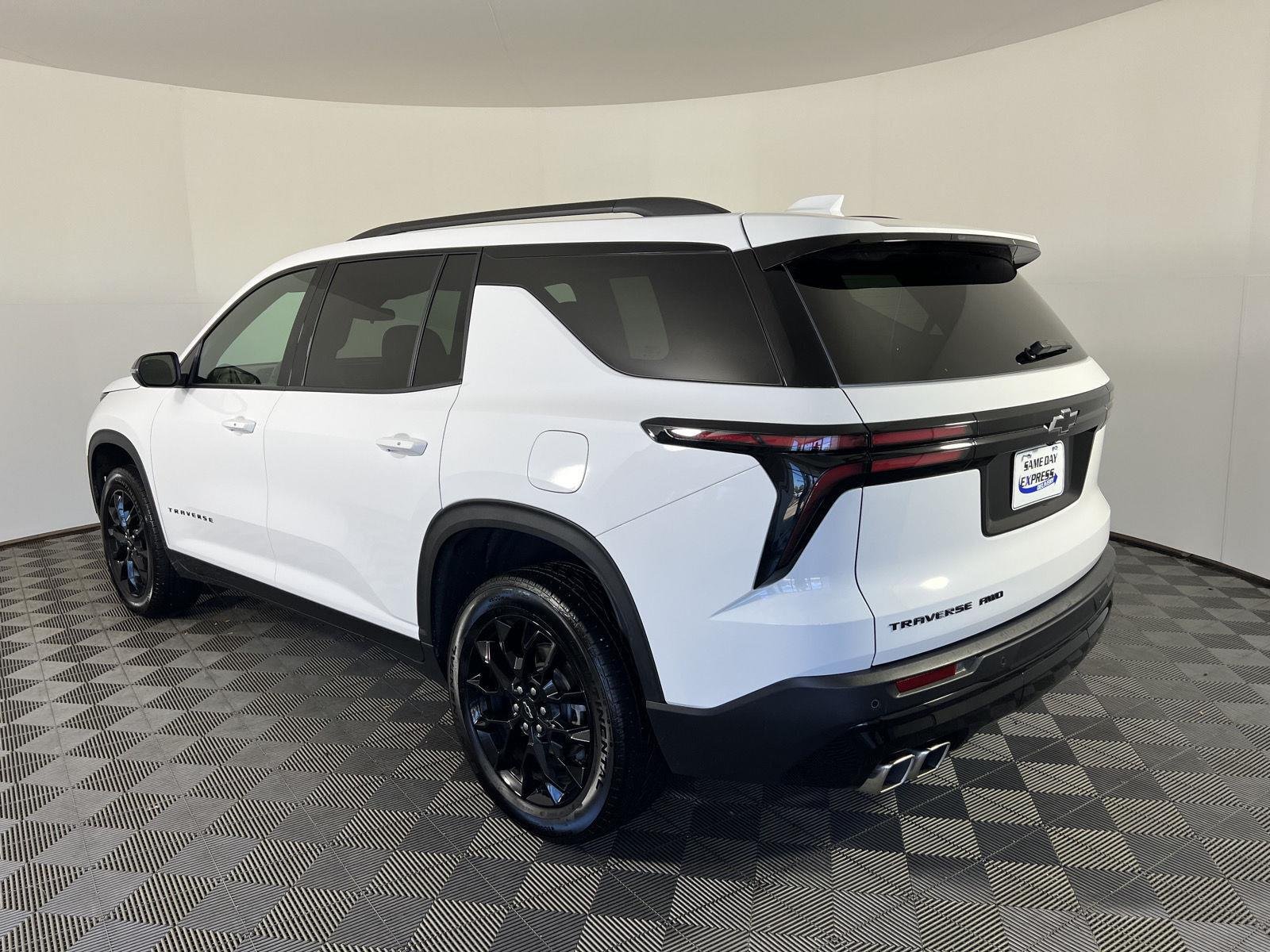 Used 2025 Summit White Chevrolet LT image 28