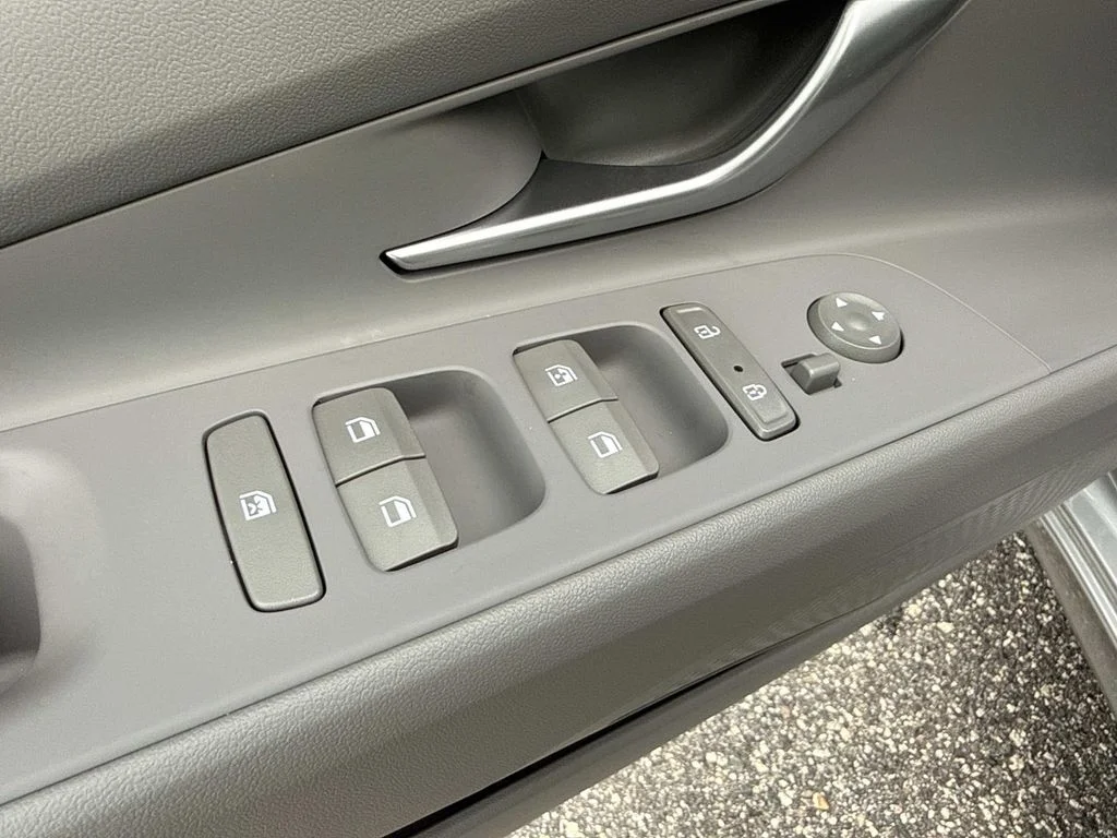Used 2022 Silver Hyundai SEL image 22
