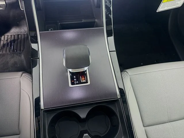Used 2026  Land Rover Dynamic SE image 19