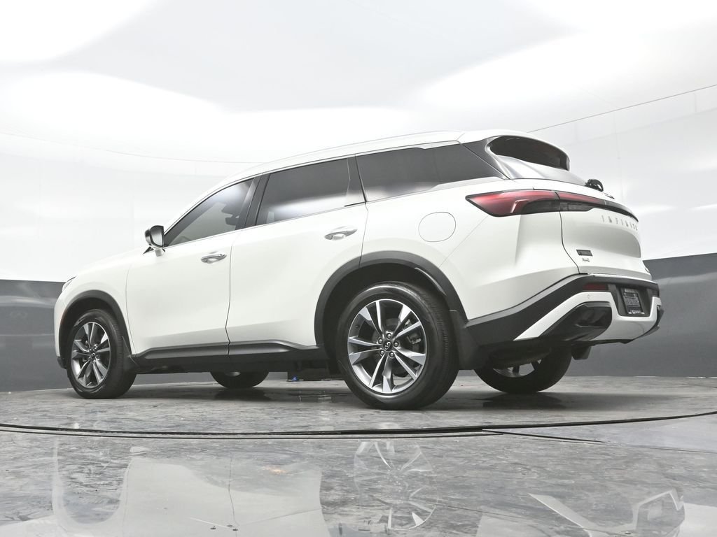 Used 2023 White INFINITI LUXE image 31