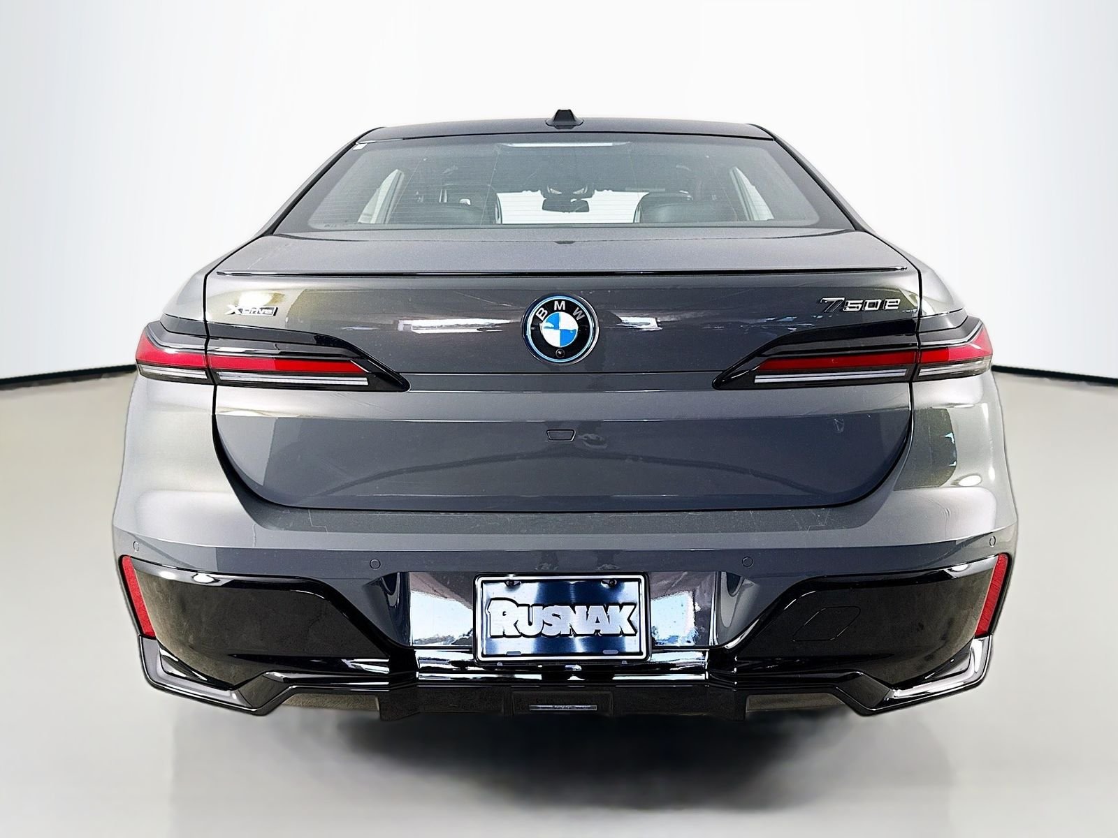 New 2026 Dravit Grey Metallic BMW 750e xDrive image 6