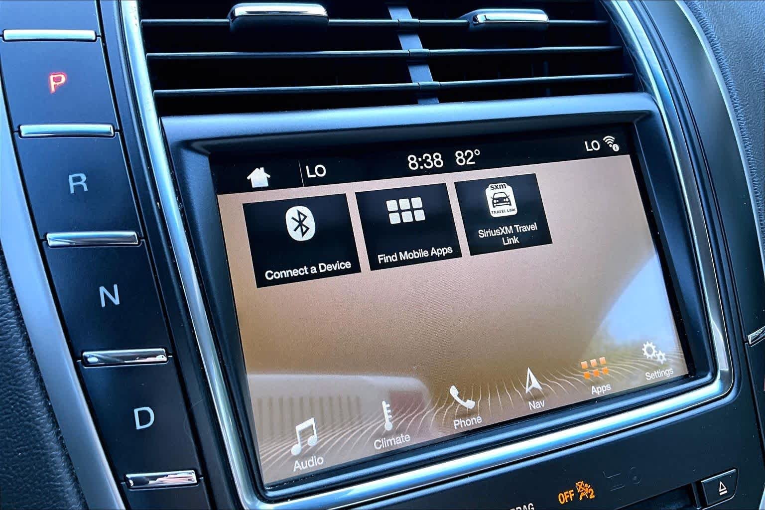 Used 2018 Ivory Pearl Lincoln Select image 37
