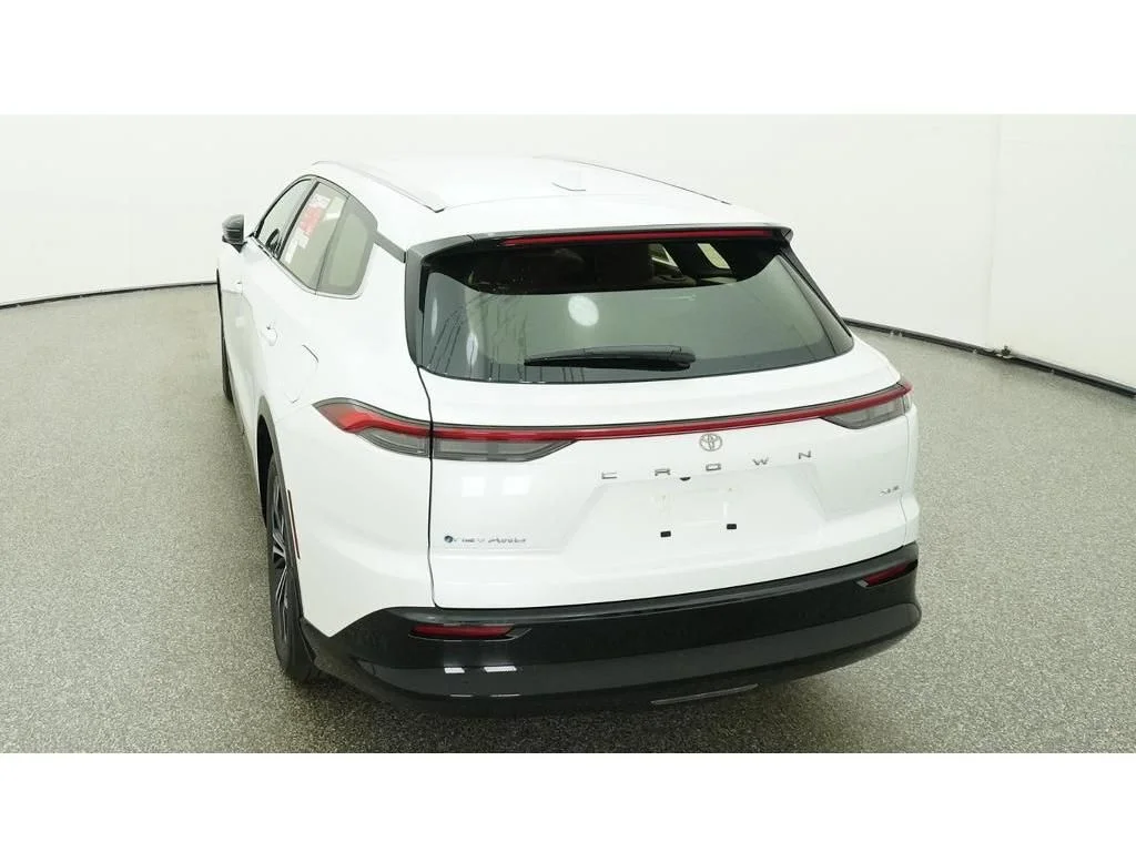 New 2026 Oxygen White Toyota XLE image 6