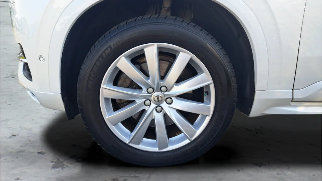 Used 2019 White Volvo T6 Momentum image 28