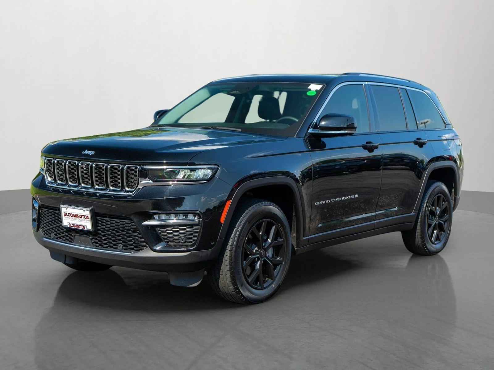 Used 2023 Diamond Black Crystal Pearlcoat Jeep Limited image 3