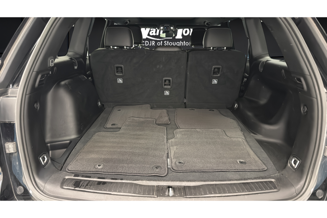 Used 2024 Diamond Black Crystal Pearlcoat Jeep Limited image 35