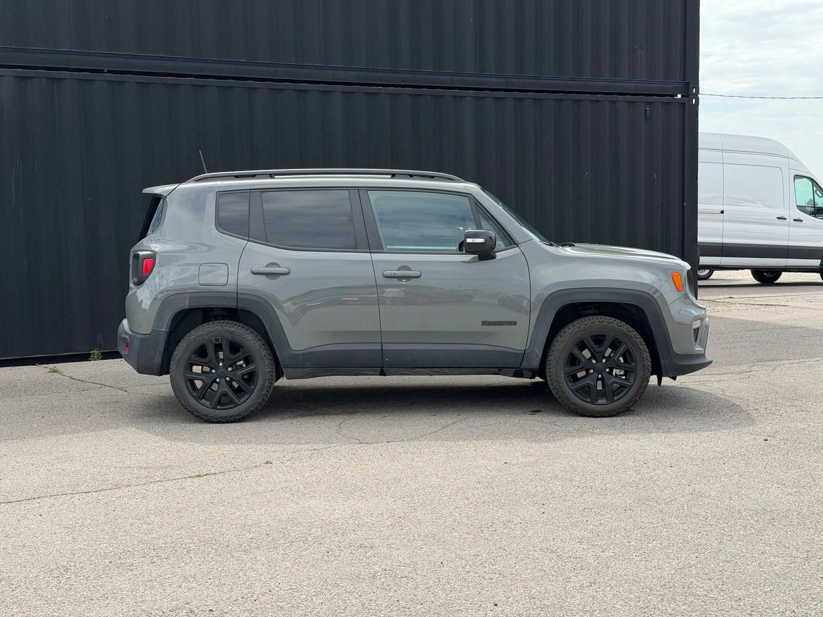 Used 2022 Gray Jeep Altitude image 3
