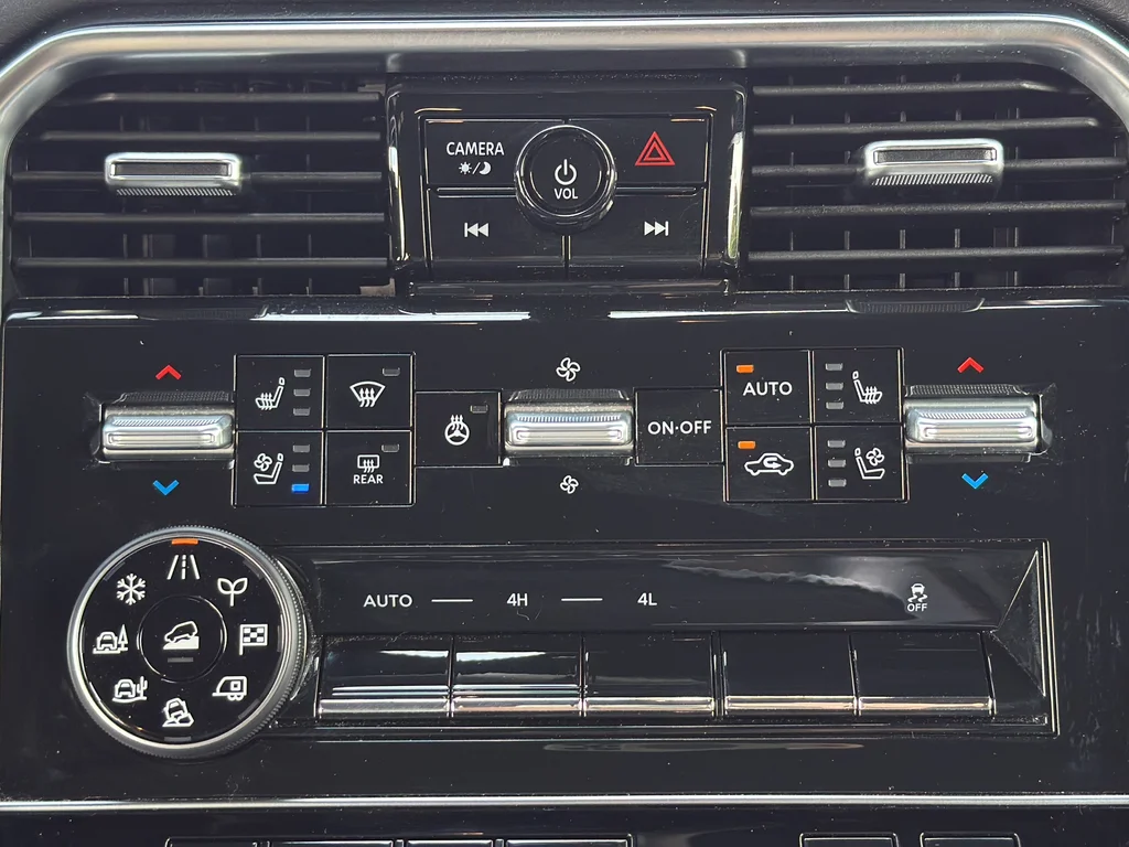 Used 2025 White Nissan Platinum Reserve image 19