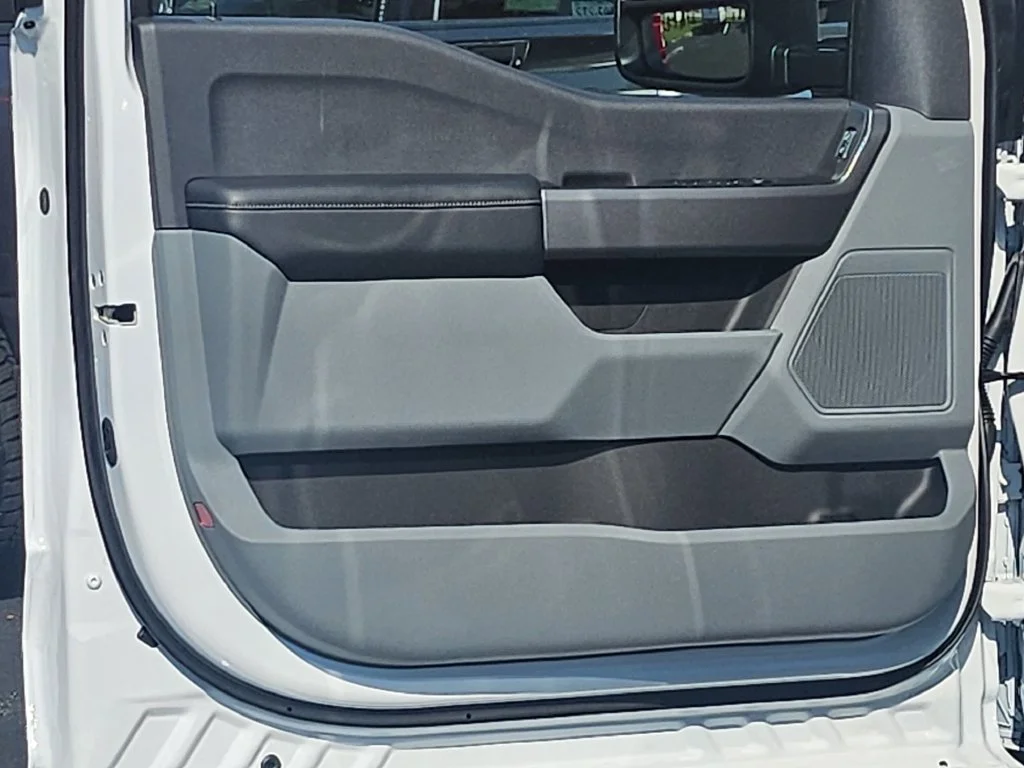 New 2027 Oxford White Ford F-250® XLT image 31