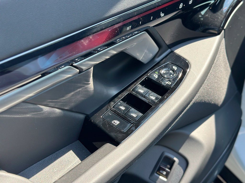 New 2027 Brooklyn Grey Metallic BMW 550e xDrive image 19