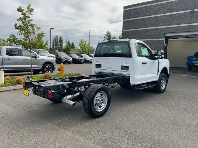 New 2025 Oxford White Ford XL image 4