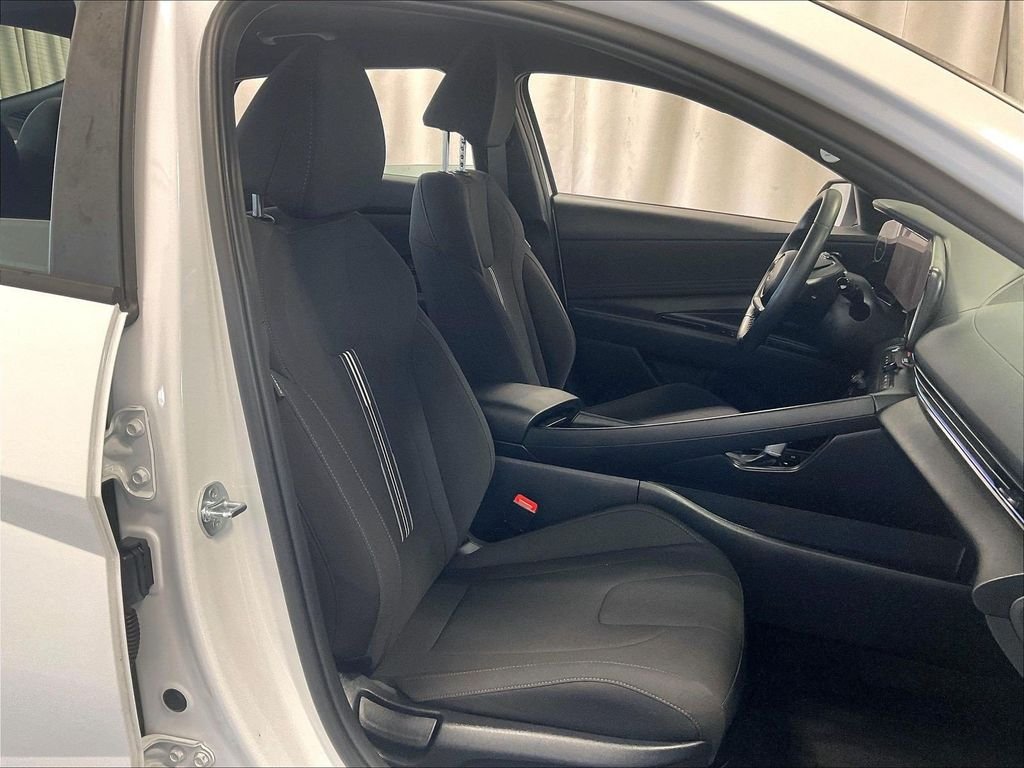 Used 2025 White Hyundai SEL Sport image 11