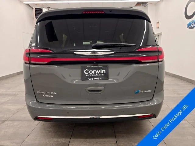 Used 2022 Ceramic Gray Clearcoat Chrysler Touring L image 4