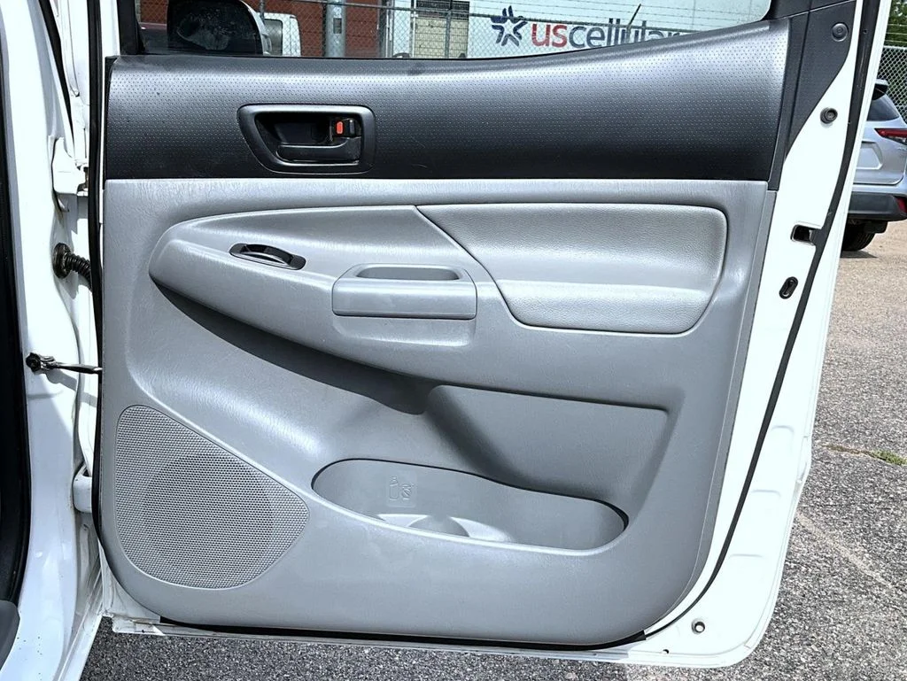 Used 2014 White Toyota Base image 16