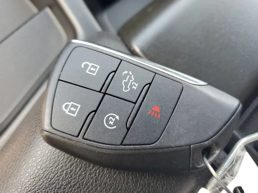 Used 2025 Summit White Chevrolet LT (2FL) image 24