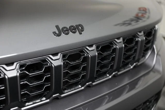New 2026 Baltic Gray Metallic Clear-Coat Exterior Paint Jeep Altitude image 27