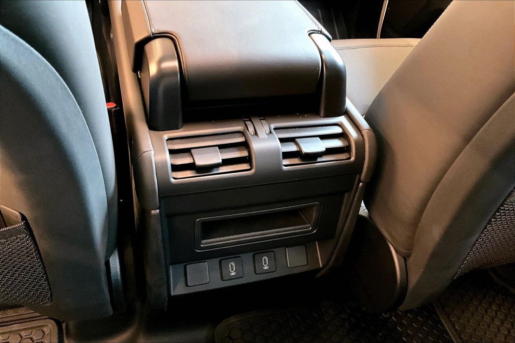 New 2026 White Land Rover X-Dynamic SE image 9