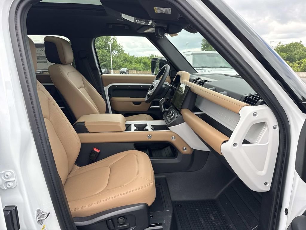 New 2026 Fuji White Land Rover X-Dynamic SE image 13